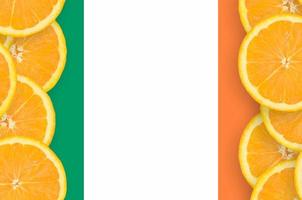 bandeira da irlanda em moldura vertical de fatias de frutas cítricas foto