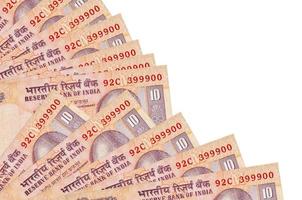 10 contas de rúpias indianas estão isoladas em fundo branco com espaço de cópia empilhado em ventilador de perto foto