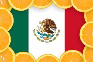 bandeira do méxico em moldura de fatias de frutas cítricas frescas foto