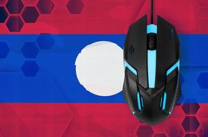 bandeira do laos e mouse de computador. conceito de país que representa a equipe de e-sports foto