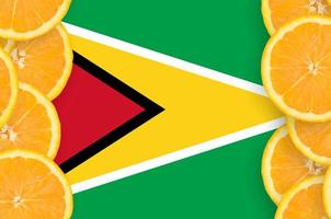 bandeira da guiana em moldura vertical de fatias de frutas cítricas foto