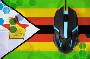 bandeira do zimbábue e mouse de computador. conceito de país que representa a equipe de e-sports foto