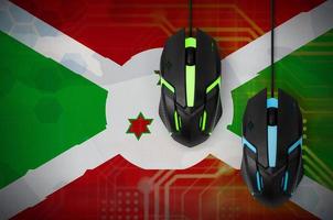 bandeira do burundi e dois ratos com luz de fundo. jogos cooperativos online. time de esportes cibernéticos foto