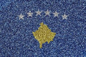 bandeira do Kosovo retratada em muitas pequenas lantejoulas brilhantes. fundo colorido festival para festa foto