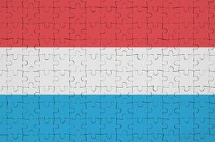 bandeira de luxemburgo é retratada em um quebra-cabeça dobrado foto