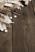 muitas substâncias narcóticas e dispositivos para a preparação de drogas estão em uma velha mesa de madeira foto