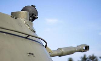 torre de um veículo blindado ou tanque. armas pesadas de guerra, fundo do céu. equipamento do exército para combate e defesa. torre de canhão. detalhes do equipamento militar. fechar-se. foto