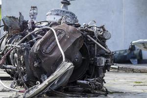 detalhe do helicóptero mi-24. restos de um crocodilo traseiro de helicóptero de combate da força aérea russa destruído. rotor do motor, lâminas, cauda, destroços de um close-up de helicóptero de ataque militar caiu. foto