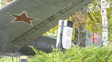 marca de identificação da força aérea da federação russa, uma estrela vermelha de cinco pontas, delimitada por uma faixa branca em um antigo avião soviético de transporte de passageiros ou militar da segunda guerra mundial. foto