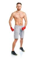 homem atraente atlético usando bandagens de boxe no branco
