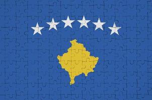 a bandeira do Kosovo é retratada em um quebra-cabeça dobrado foto