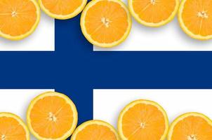 bandeira da finlândia em moldura horizontal de fatias de frutas cítricas foto
