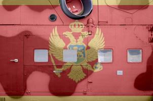 bandeira de montenegro retratada na parte lateral do helicóptero blindado militar closeup. fundo conceitual de aeronaves de forças do exército foto