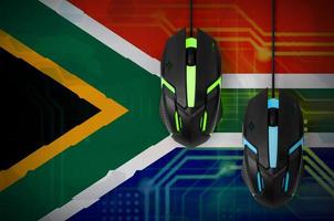 bandeira da áfrica do sul e dois ratos com luz de fundo. jogos cooperativos online. time de esportes cibernéticos foto