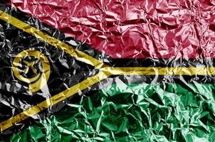 bandeira vanuatu retratada em cores de tinta em closeup de folha de alumínio amassado brilhante. banner texturizado em fundo áspero foto