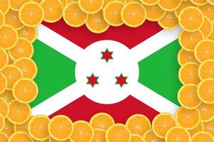 bandeira do burundi no quadro de fatias de frutas cítricas frescas foto