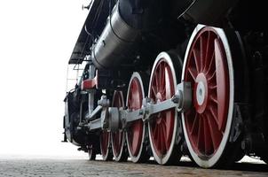 rodas vermelhas do trem a vapor foto