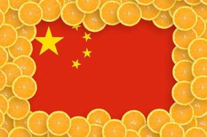bandeira da china em moldura de fatias de frutas cítricas frescas foto