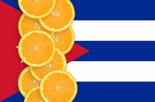 bandeira de cuba e linha vertical de fatias de frutas cítricas foto