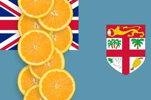 bandeira de fiji e linha vertical de fatias de frutas cítricas foto
