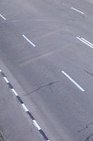 estrada de asfalto ruim danificada com buracos. conserto de asfalto foto
