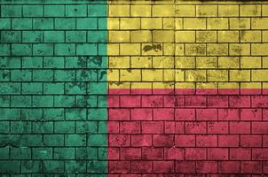 bandeira do benin é pintada em uma parede de tijolos antigos foto