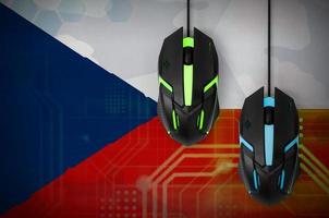 bandeira checa e dois ratos com luz de fundo. jogos cooperativos online. time de esportes cibernéticos foto