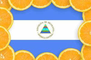 bandeira da nicarágua em moldura de fatias de frutas cítricas frescas foto