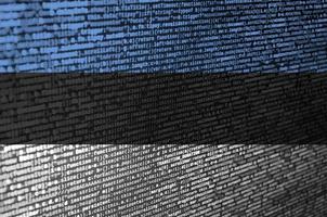 A bandeira da Estônia é mostrada na tela com o código do programa. o conceito de tecnologia moderna e desenvolvimento de sites foto