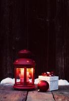 lanterna de natal e bugiganga em fundo de madeira vintage em nig foto