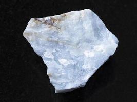 pedra de anidrite azul angelita crua no escuro foto