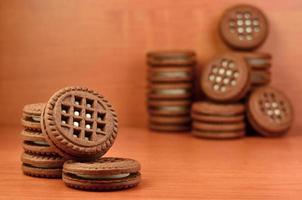 biscoitos redondos de sanduíche com recheio de baunilha foto