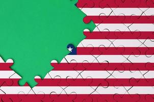 a bandeira dos estados unidos da américa é retratada em um quebra-cabeça completo com espaço de cópia verde livre no lado esquerdo foto