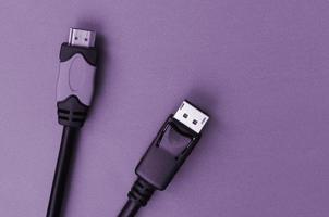 plugue de cabo de computador hdmi de áudio e vídeo e conector banhado a ouro de 20 pinos para uma conexão perfeita no pano de fundo roxo foto