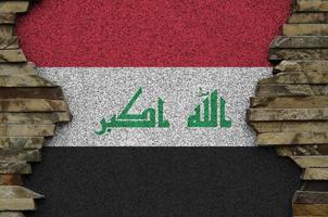 bandeira do iraque retratada em cores de tinta na velha parede de pedra closeup. banner texturizado no fundo da parede de pedra foto