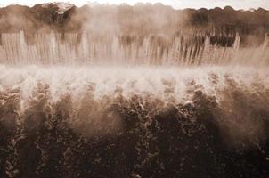 água caindo com rajadas fortes foto