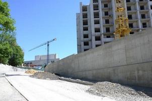 trabalhando guindastes altos dentro do lugar com edifícios altos em construção foto