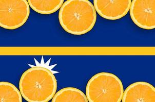 bandeira de nauru em moldura horizontal de fatias de frutas cítricas foto