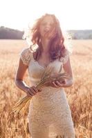 garota no campo de trigo com o vento. pessoa e natureza