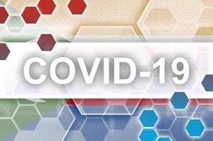 bandeira de comores e composição abstrata digital futurista com inscrição covid-19. conceito de surto de coronavírus foto
