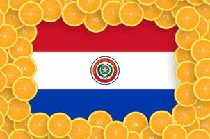 bandeira do paraguai em moldura de fatias de frutas cítricas frescas foto