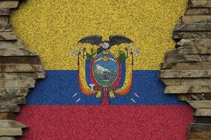 bandeira do equador retratada em cores de tinta na velha parede de pedra closeup. banner texturizado no fundo da parede de pedra foto
