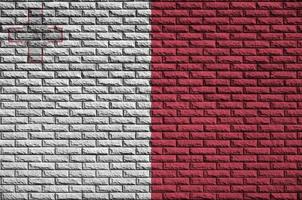 bandeira de malta é pintada em uma parede de tijolos antigos foto