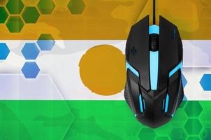 bandeira do niger e mouse de computador. conceito de país que representa a equipe de e-sports foto
