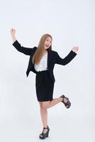 retrato de mulher de negócios asiáticos feliz em fundo branco foto