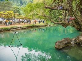 vangvieng.lao-10 de dezembro de 2017.beautiful natureza e águas claras da lagoa azul na caverna de pukham vangvieng cidade lao.vangvieng cidade a famosa cidade de destino de férias no lao. foto