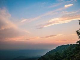 belo pôr do sol no penhasco de yeabmek no parque nacional de montanha phu kradueng na cidade de loei thailand.phu parque nacional de montanha kradueng o famoso destino de viagem foto