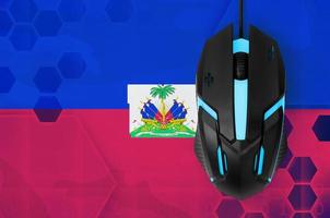 bandeira do haiti e mouse de computador. conceito de país que representa a equipe de e-sports foto