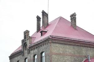 fragmento de um telhado de metal do antigo edifício restaurado de vários andares em lviv, ucrânia foto