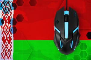 bandeira da bielorrússia e mouse de computador. conceito de país que representa a equipe de e-sports foto